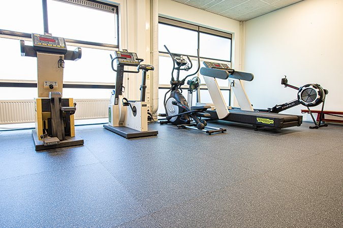Vloer laten egaliseren fitnessruimte
